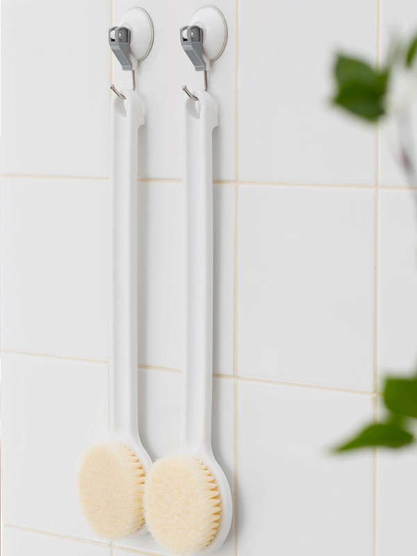 Vonios šepetys su ilgu kotu ir minkštais šereliais maudynėms, nugaros šveitimui ir valymui