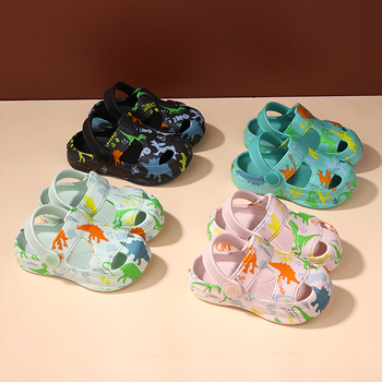 Suve põhirõhk on laste sussidel, vanematele lastele mõeldud vabaaja sandaalidel, armsatel multifilmikujundustel poistele ja tüdrukutele ning uutel vabaaja ja mitmekülgsetel stiilidel.