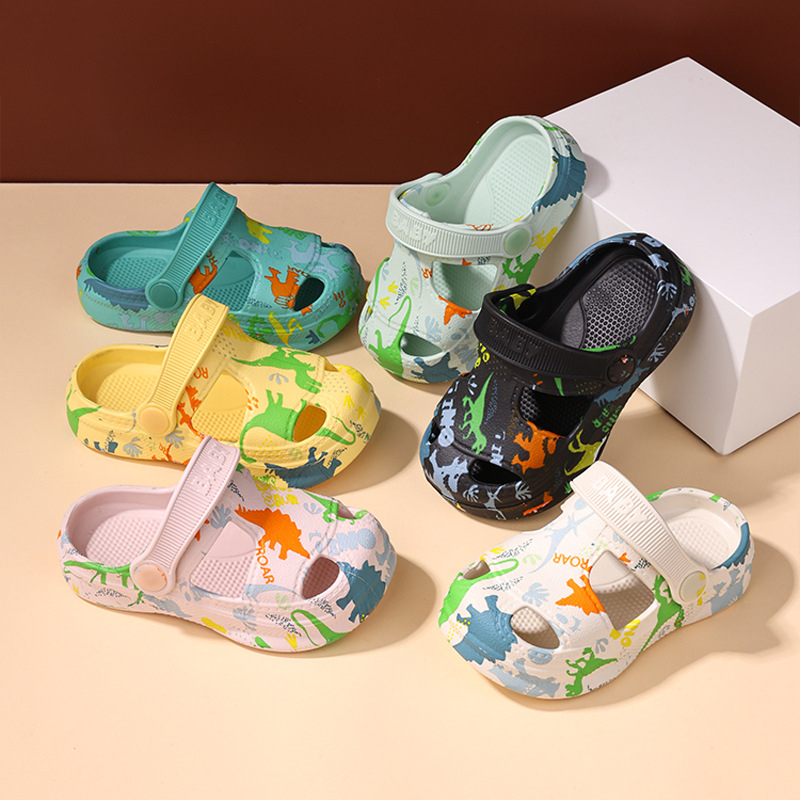 Suve põhirõhk on laste sussidel, vanematele lastele mõeldud vabaaja sandaalidel, armsatel multifilmikujundustel poistele ja tüdrukutele ning uutel vabaaja ja mitmekülgsetel stiilidel.