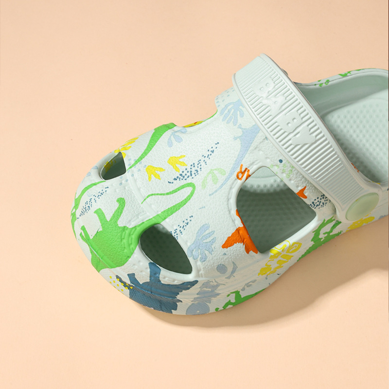 Suve põhirõhk on laste sussidel, vanematele lastele mõeldud vabaaja sandaalidel, armsatel multifilmikujundustel poistele ja tüdrukutele ning uutel vabaaja ja mitmekülgsetel stiilidel.