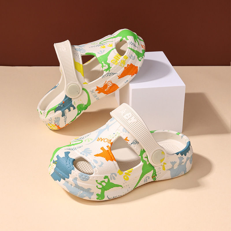 Suve põhirõhk on laste sussidel, vanematele lastele mõeldud vabaaja sandaalidel, armsatel multifilmikujundustel poistele ja tüdrukutele ning uutel vabaaja ja mitmekülgsetel stiilidel.