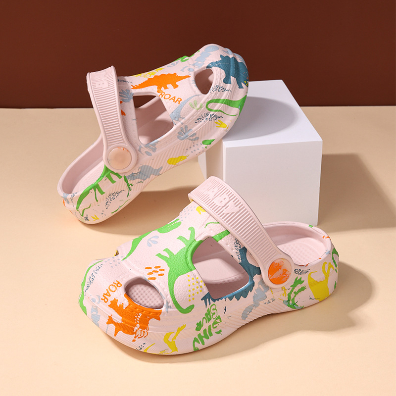 Suve põhirõhk on laste sussidel, vanematele lastele mõeldud vabaaja sandaalidel, armsatel multifilmikujundustel poistele ja tüdrukutele ning uutel vabaaja ja mitmekülgsetel stiilidel.