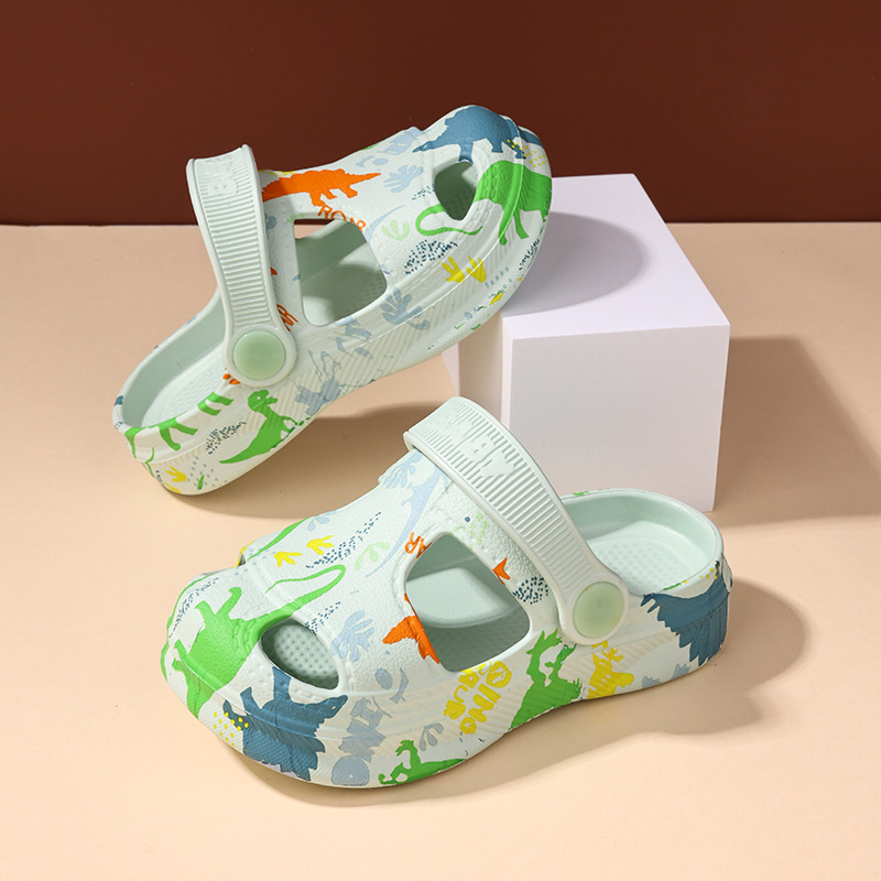 Suve põhirõhk on laste sussidel, vanematele lastele mõeldud vabaaja sandaalidel, armsatel multifilmikujundustel poistele ja tüdrukutele ning uutel vabaaja ja mitmekülgsetel stiilidel.