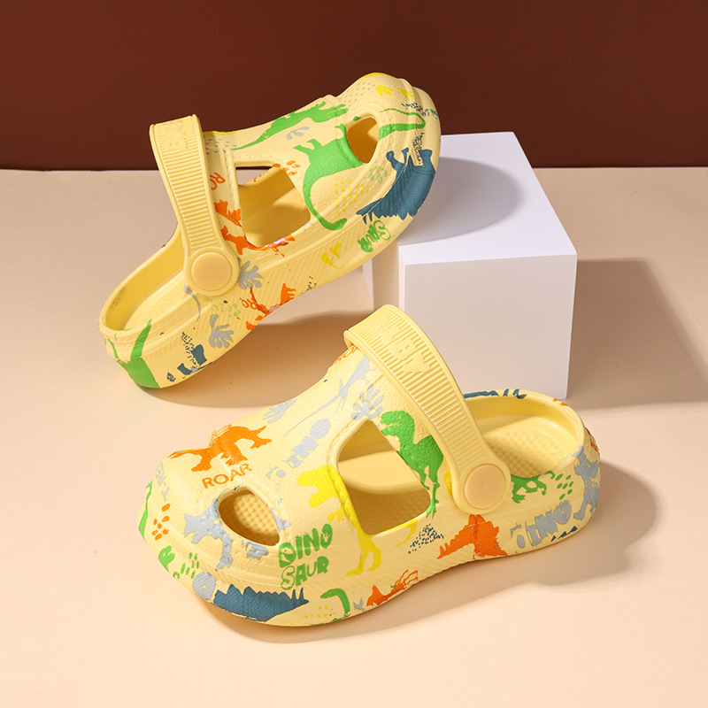 Suve põhirõhk on laste sussidel, vanematele lastele mõeldud vabaaja sandaalidel, armsatel multifilmikujundustel poistele ja tüdrukutele ning uutel vabaaja ja mitmekülgsetel stiilidel.