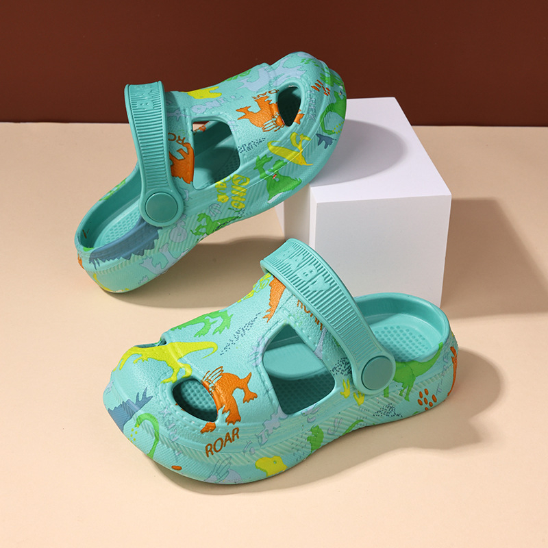 Suve põhirõhk on laste sussidel, vanematele lastele mõeldud vabaaja sandaalidel, armsatel multifilmikujundustel poistele ja tüdrukutele ning uutel vabaaja ja mitmekülgsetel stiilidel.