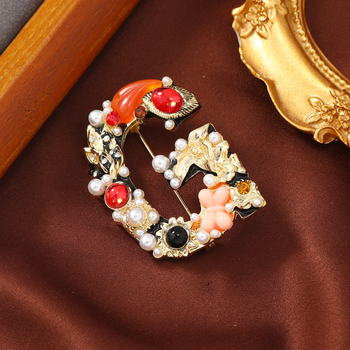 Μόδα Chanel στυλ νέας επιστολής καρφίτσα μαργαριταριών στρας διακριτικό κορσάζ κοστούμι παλτό vintage αξεσουάρ καρφίτσας