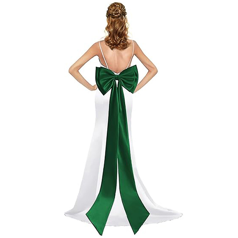 Satīna liela bantīte ar noņemamu lielu bantīti un pieguļošu kāzu kleitu ar noņemamu jostu līgavai