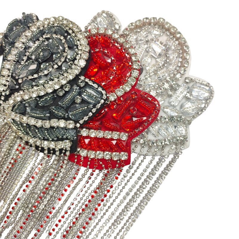 Tarpvalstybinė Europa ir Jungtinės Valstijos, nauji pankroko stiliaus kutais puošti antpečiai, medžiaginiai lipdukai, sunkioji pramonė, rankų darbo karoliukai, madingi sceniniai drabužiai, aksesuarai