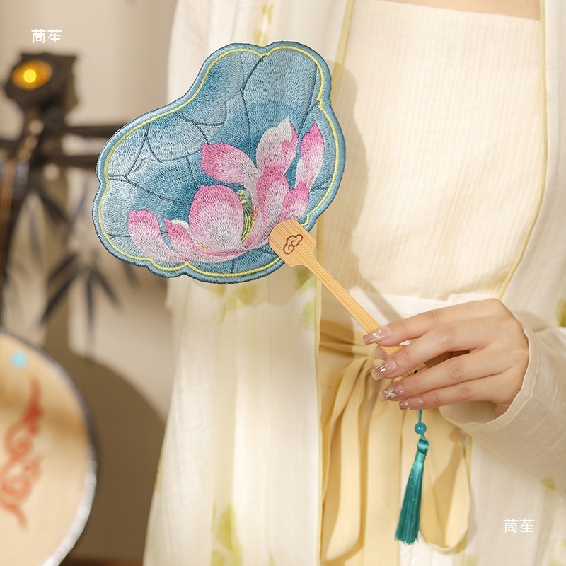 Кръгъл бродиран ветрилообразен ветрилообразен, аксесоари от династиите Чонгсам и Хан, бродиран ветрилообразен, ветрилообразен с бродирани пискюли в китайски стил, готов за продажба