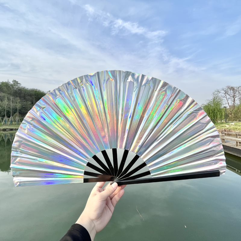 Muzikos festivalio karšto pardavimo sidabro PVC holografinė atspindinti plėvelė, bambuko kaulo 33 cm kung fu vėduoklė, didmeninė prekyba
