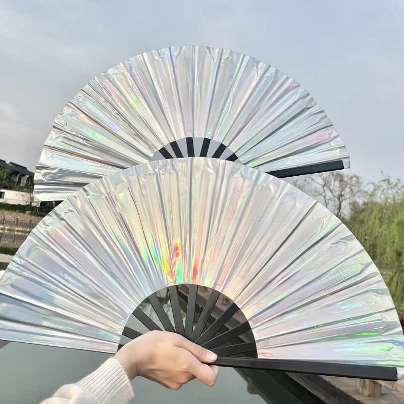 Muzikos festivalio karšto pardavimo sidabro PVC holografinė atspindinti plėvelė, bambuko kaulo 33 cm kung fu vėduoklė, didmeninė prekyba