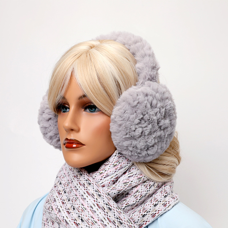 2024. gada ziemas jaunās ausu aizsargierīces sievietēm, lai novērstu aukstumu un karstumu, dodoties ārā ziemā. Ar flīsa oderi un biezākiem ausu aizsargiem. Salokāms dizains.