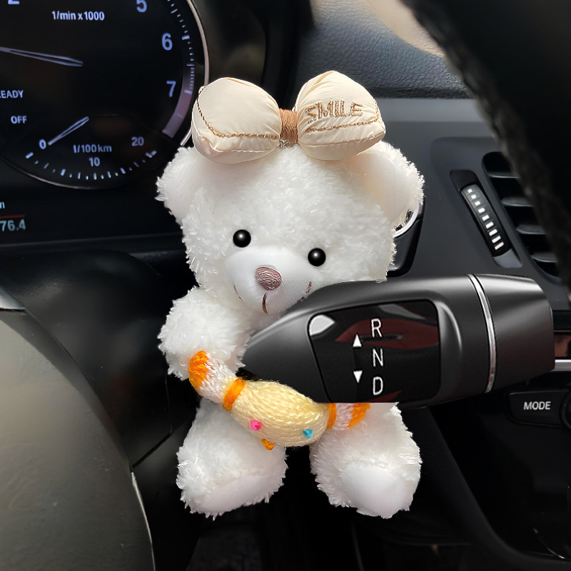 Punane armas karu, käigukang, roolivarras, kaunistused, auto pardajuhtimispuldi ekraan, kaunistused, jumalanna