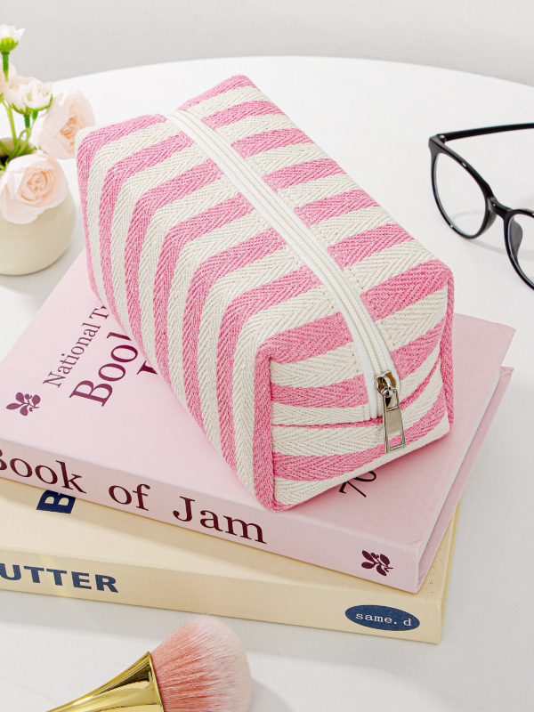 Beeži pagasi piiriülene hooldusteenus on spetsialiseerunud Xiyini tehase triibulisele kosmeetikakotile, mis on käsitsi hoitav suure mahutavusega pesemis- ja hoiustamiskott.