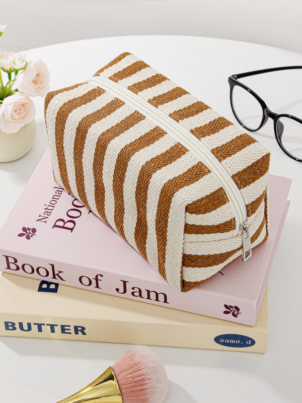 Beeži pagasi piiriülene hooldusteenus on spetsialiseerunud Xiyini tehase triibulisele kosmeetikakotile, mis on käsitsi hoitav suure mahutavusega pesemis- ja hoiustamiskott.