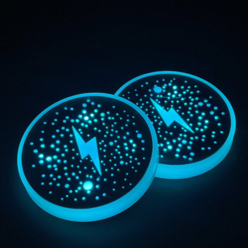 Auto helendav värviline LED-tassimatt libisemiskindla matiga helendav auto automaatne induktsioondekoratiivne atmosfäärivalgus