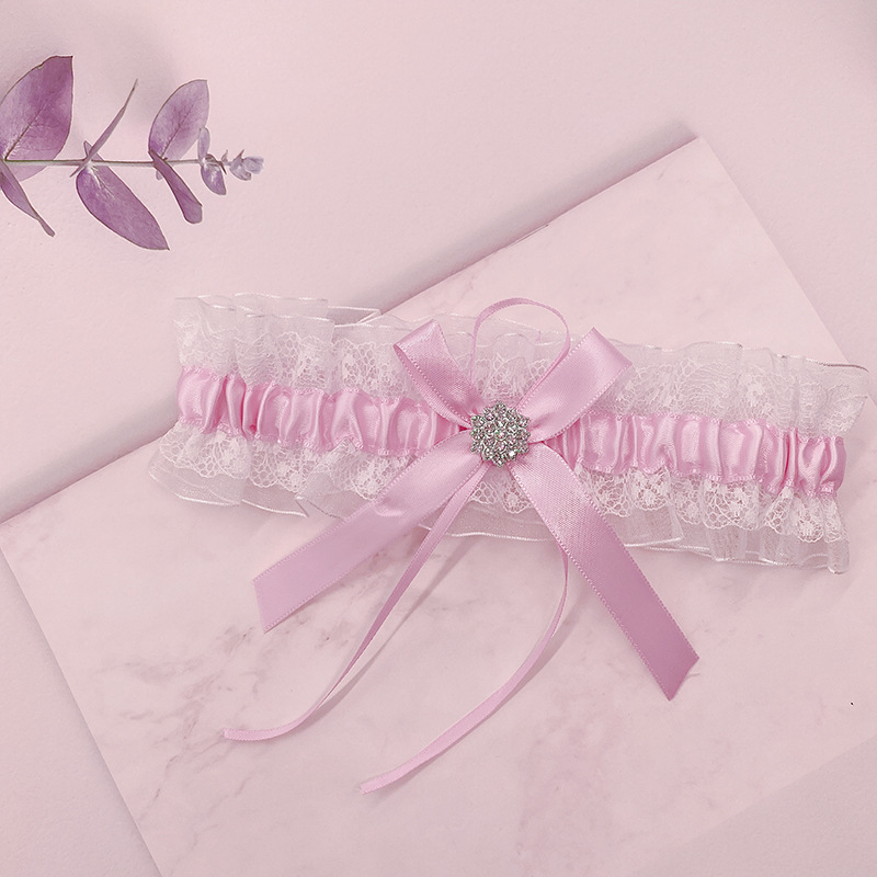 Pruudi pulma sukahoidja pitsist kividega jalgade rõngastega sukahoidja sinine lipsuga jalad pulmapeo sukahoidja