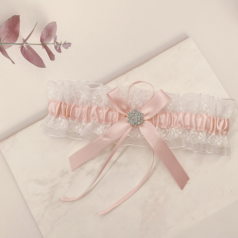 Pruudi pulma sukahoidja pitsist kividega jalgade rõngastega sukahoidja sinine lipsuga jalad pulmapeo sukahoidja