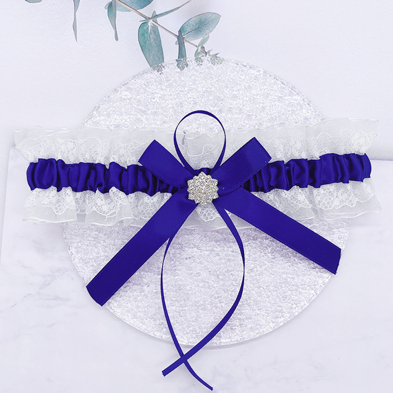 Pruudi pulma sukahoidja pitsist kividega jalgade rõngastega sukahoidja sinine lipsuga jalad pulmapeo sukahoidja