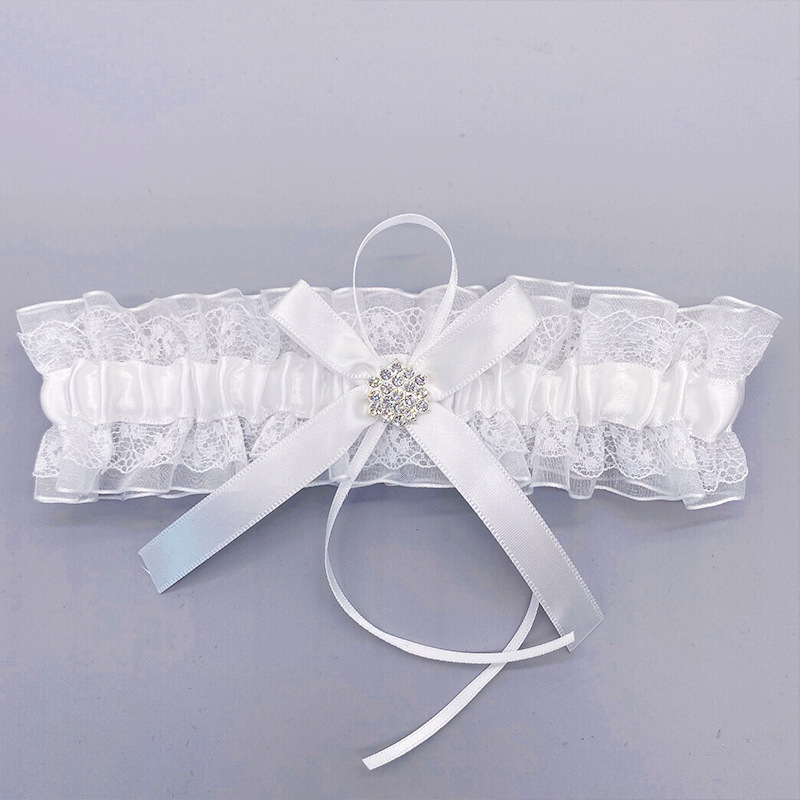 Pruudi pulma sukahoidja pitsist kividega jalgade rõngastega sukahoidja sinine lipsuga jalad pulmapeo sukahoidja