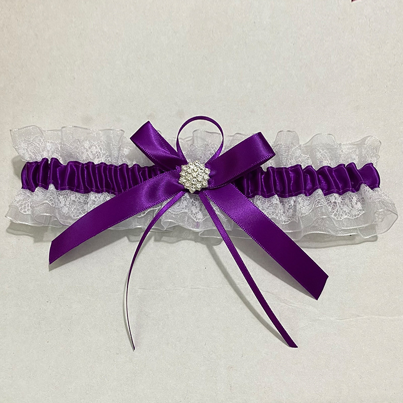 Pruudi pulma sukahoidja pitsist kividega jalgade rõngastega sukahoidja sinine lipsuga jalad pulmapeo sukahoidja