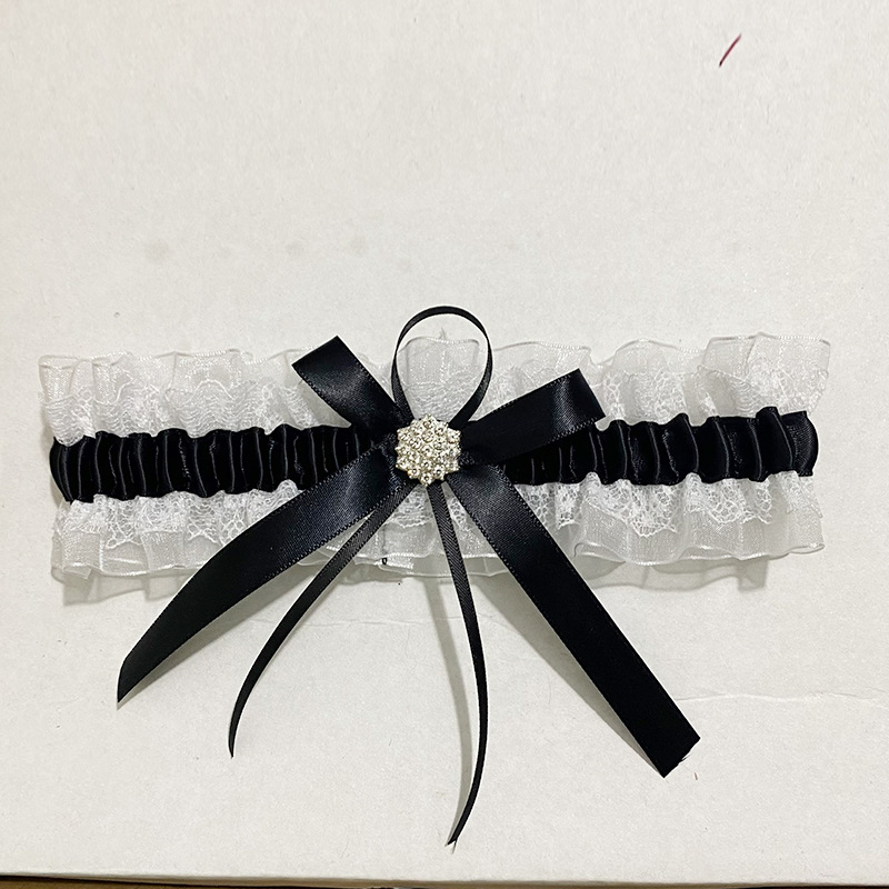 Pruudi pulma sukahoidja pitsist kividega jalgade rõngastega sukahoidja sinine lipsuga jalad pulmapeo sukahoidja