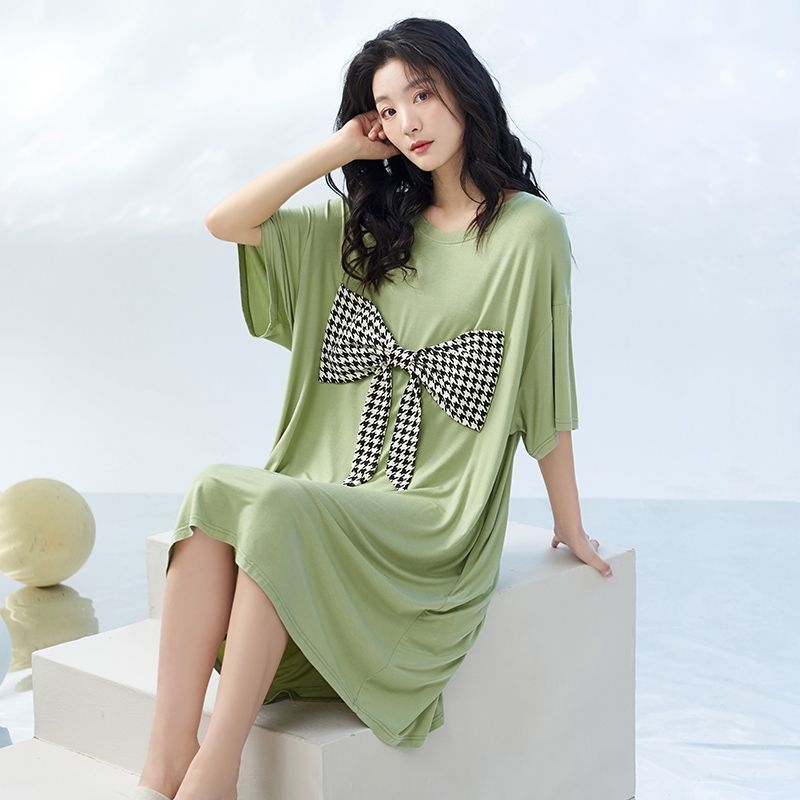 Naiste suvine modaalne jääsiidist seljata lühikeste varrukatega öösärk rinnapatjadega, seksikas ja kantav lahtine koduriietus