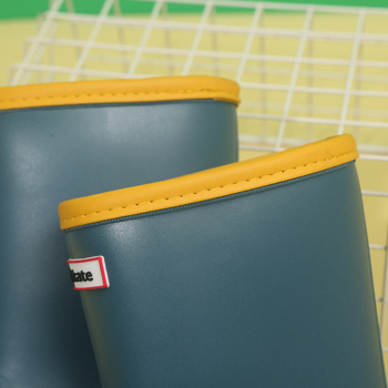 Laste libisemiskindlad pehme põhjaga kummikud. Kerged laste poiste ja tüdrukute beebide kesktoru kummikud. Laste veekingad, eksporditud Jaapanisse. Väliskaubandus.