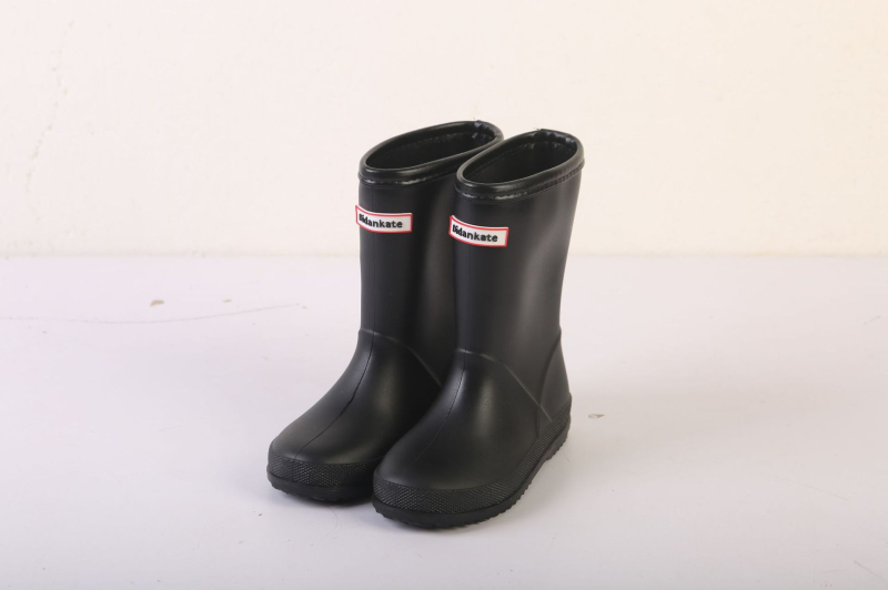 Laste libisemiskindlad pehme põhjaga kummikud. Kerged laste poiste ja tüdrukute beebide kesktoru kummikud. Laste veekingad, eksporditud Jaapanisse. Väliskaubandus.