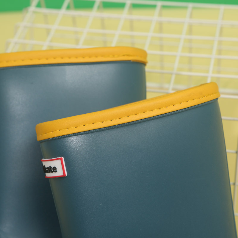 Laste libisemiskindlad pehme põhjaga kummikud. Kerged laste poiste ja tüdrukute beebide kesktoru kummikud. Laste veekingad, eksporditud Jaapanisse. Väliskaubandus.