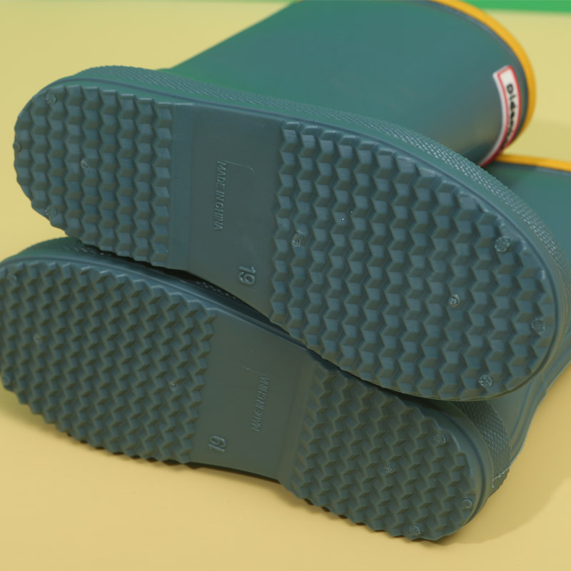 Laste libisemiskindlad pehme põhjaga kummikud. Kerged laste poiste ja tüdrukute beebide kesktoru kummikud. Laste veekingad, eksporditud Jaapanisse. Väliskaubandus.