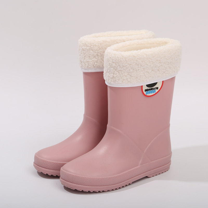 Laste libisemiskindlad pehme põhjaga kummikud. Kerged laste poiste ja tüdrukute beebide kesktoru kummikud. Laste veekingad, eksporditud Jaapanisse. Väliskaubandus.