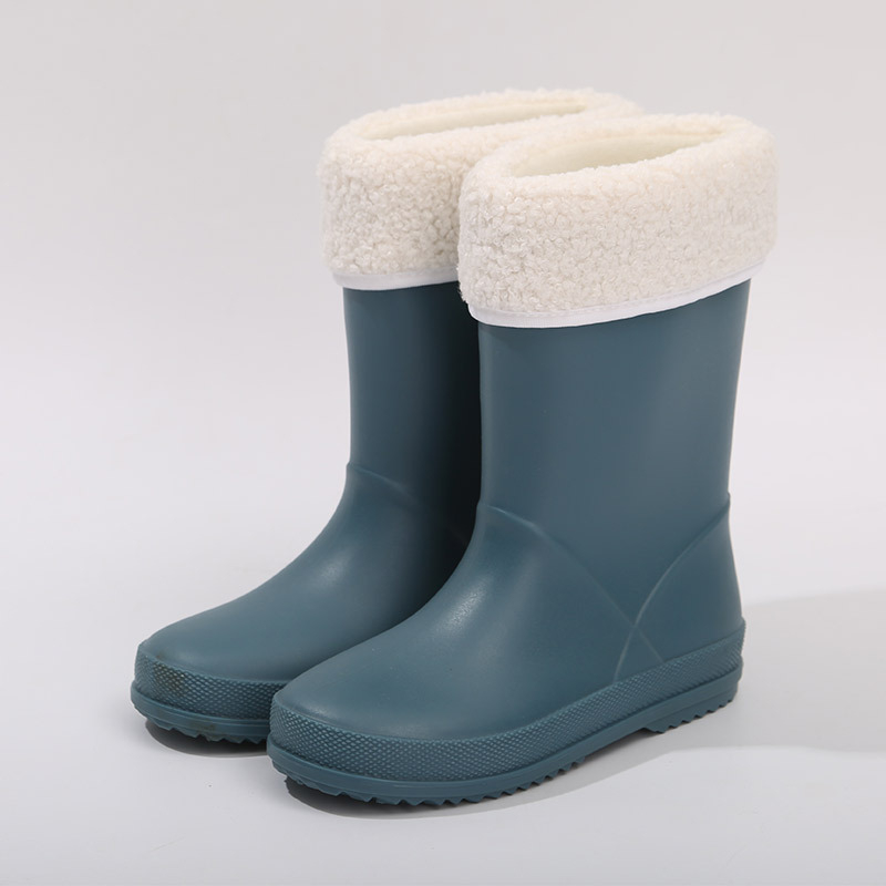 Laste libisemiskindlad pehme põhjaga kummikud. Kerged laste poiste ja tüdrukute beebide kesktoru kummikud. Laste veekingad, eksporditud Jaapanisse. Väliskaubandus.