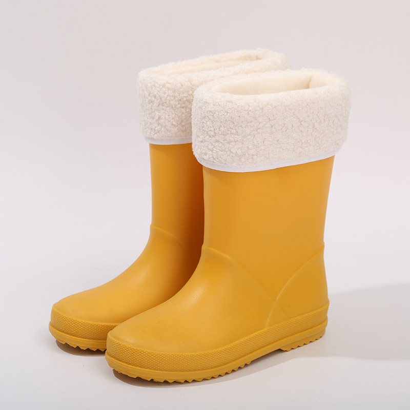 Laste libisemiskindlad pehme põhjaga kummikud. Kerged laste poiste ja tüdrukute beebide kesktoru kummikud. Laste veekingad, eksporditud Jaapanisse. Väliskaubandus.