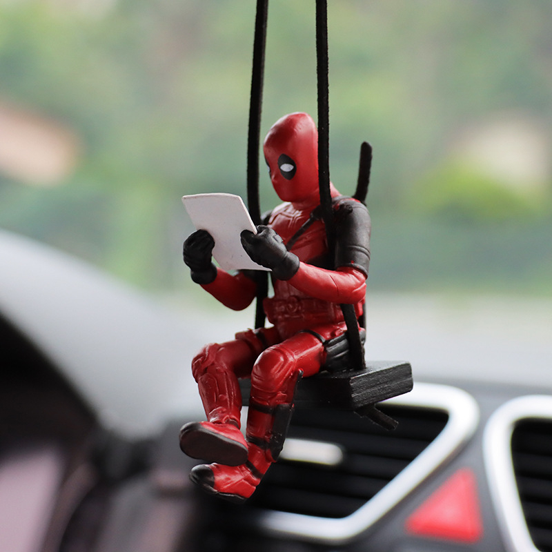 Privjesak za retrovizor automobila s crtanim filmom Deadpool, mali, jeftini auto pribor, privjesak za unutrašnjost automobila