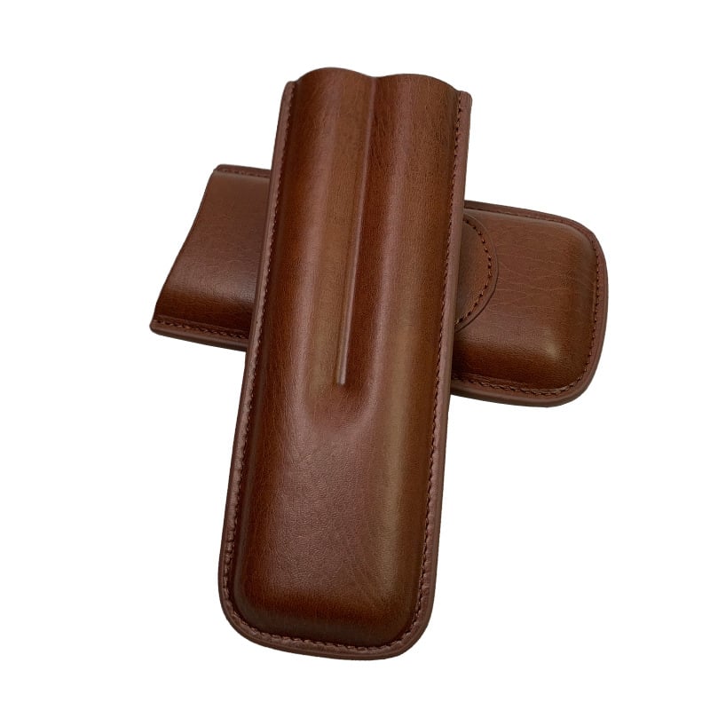 Laos olev sigarikomplekt, kokkupandud sigarikäärid, isikupärastatud sigariniisutaja, sigarinahast ümbris, hoiustuskate