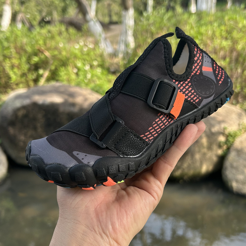 Laste jälgimiskingad Köiega hüppamine Jooksmine Kahlamine Ranna sukeldumiskingad Meeste ja naiste lastejalatsid Lõigatud lapsevanema-lapse kingad