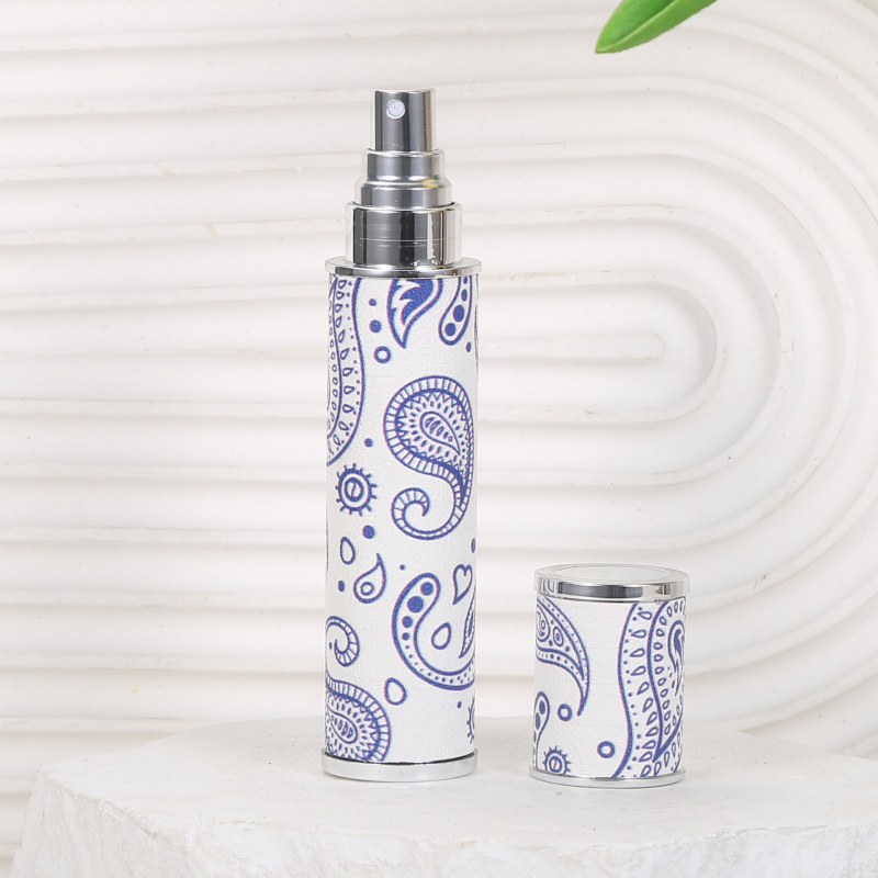 10 ml ėriuko odos vintažinio rašto odinis kvepalų buteliukas su spausdintu aukštos klasės nešiojamu kelioniniu purškimo buteliuku