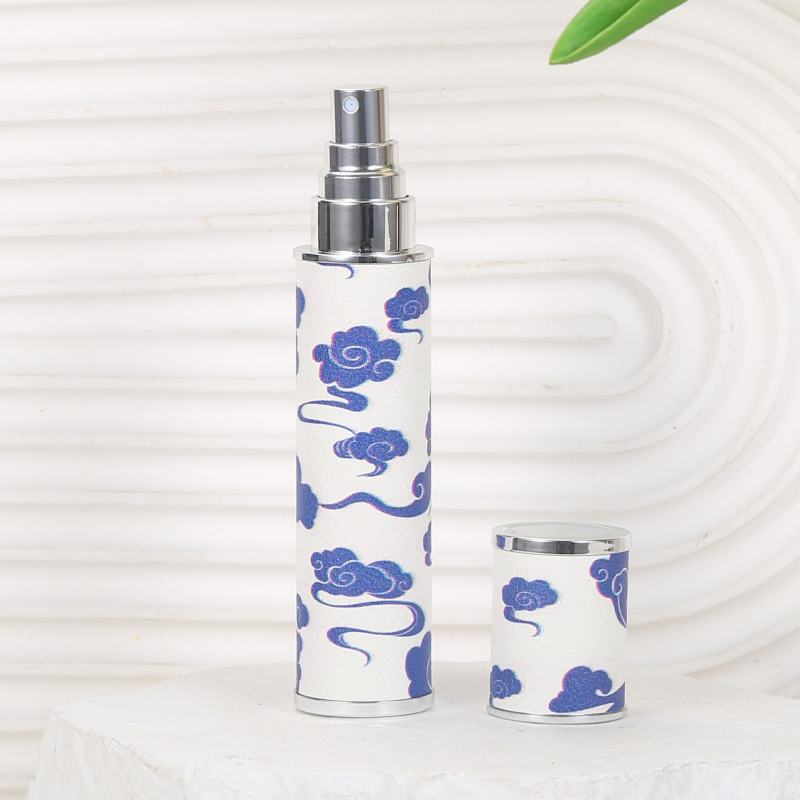 10 ml ėriuko odos vintažinio rašto odinis kvepalų buteliukas su spausdintu aukštos klasės nešiojamu kelioniniu purškimo buteliuku