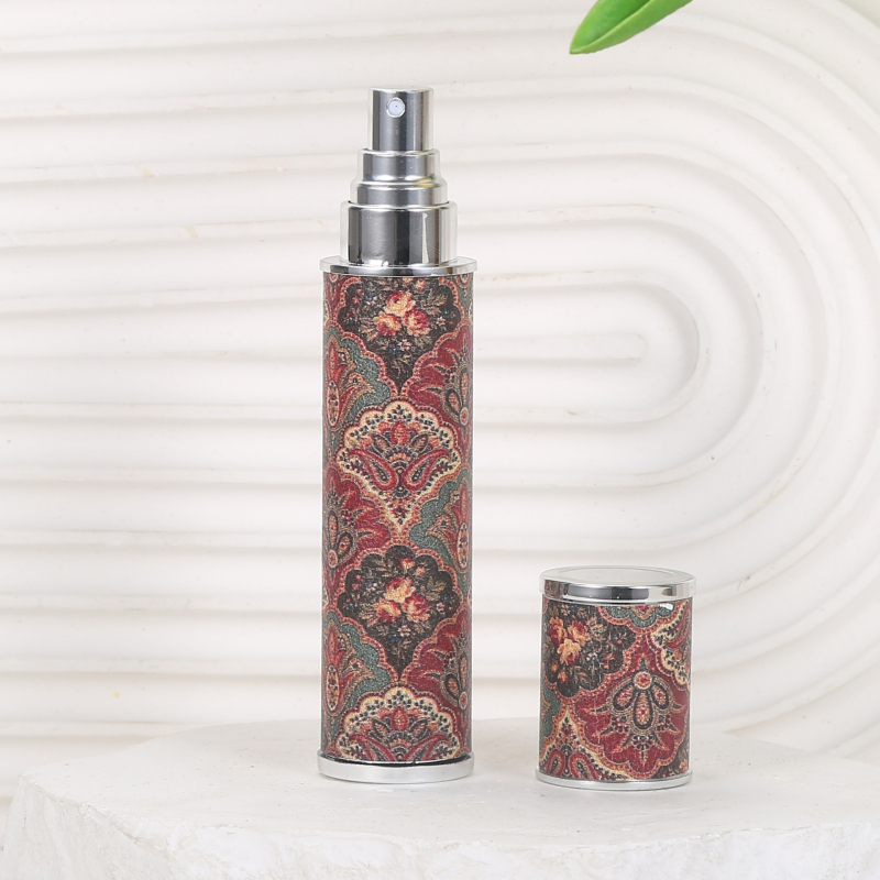 10 ml ėriuko odos vintažinio rašto odinis kvepalų buteliukas su spausdintu aukštos klasės nešiojamu kelioniniu purškimo buteliuku