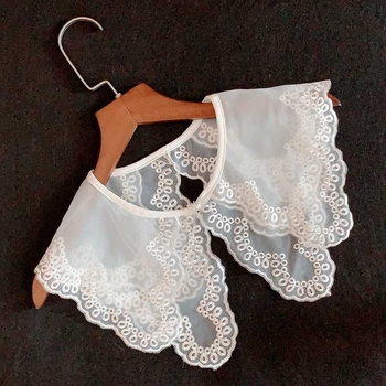 Saldās mežģīnes dekoratīva divslāņu elpojoša mākslīgā apkakle pavasara un vasaras vienkārša atmosfēriska vecuma samazināšanas apģērba sieviešu universāls šalle ārējais spārns