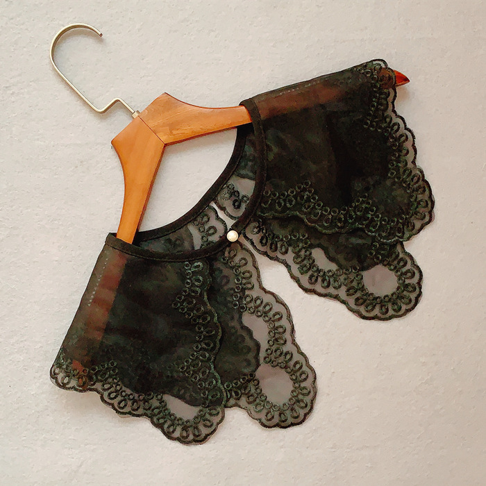 Saldās mežģīnes dekoratīva divslāņu elpojoša mākslīgā apkakle pavasara un vasaras vienkārša atmosfēriska vecuma samazināšanas apģērba sieviešu universāls šalle ārējais spārns