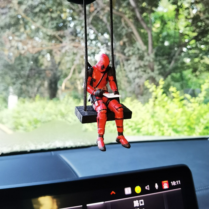 Swing Duck sērijas multfilmas Deadpool automašīnas atpakaļskata spoguļa kulons, lasot mazo kuci, roku darbs, leļļu automašīnas piekaramie rotājumi