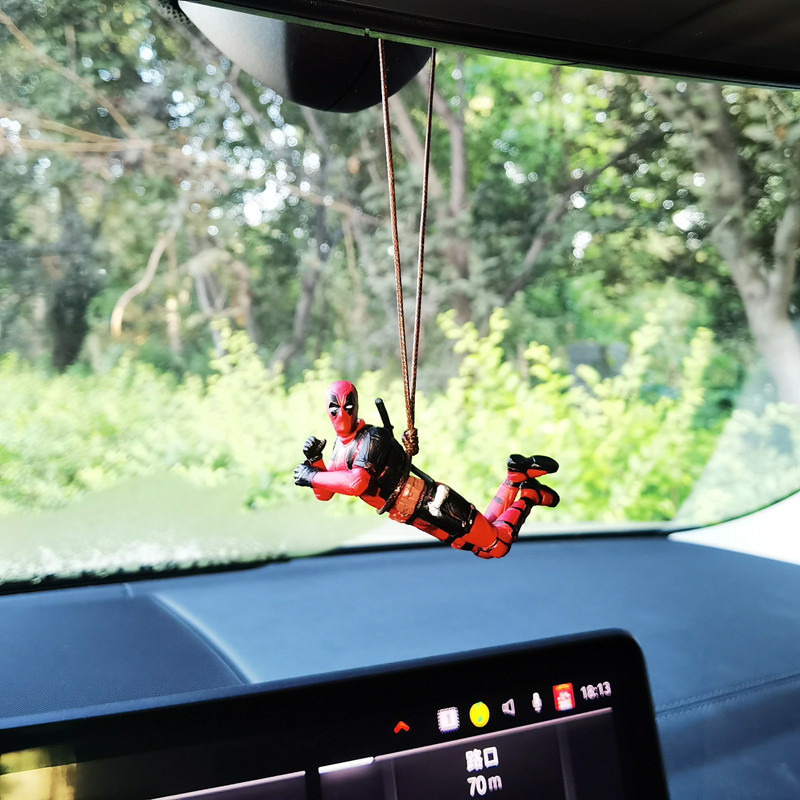 Swing Duck sērijas multfilmas Deadpool automašīnas atpakaļskata spoguļa kulons, lasot mazo kuci, roku darbs, leļļu automašīnas piekaramie rotājumi
