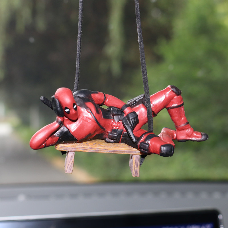 Swing Duck sērijas multfilmas Deadpool automašīnas atpakaļskata spoguļa kulons, lasot mazo kuci, roku darbs, leļļu automašīnas piekaramie rotājumi