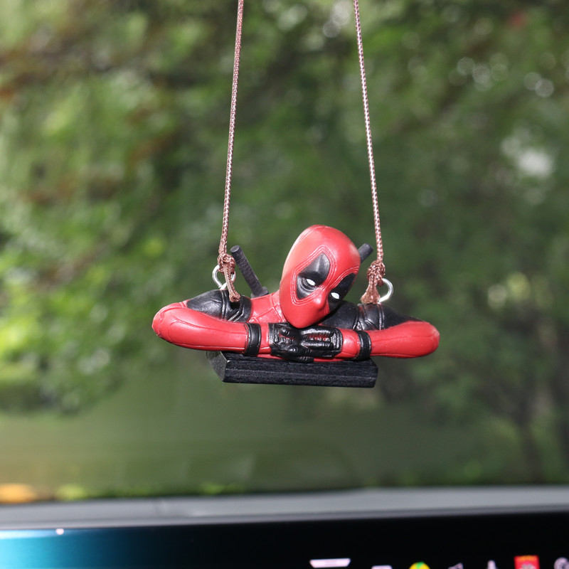 Swing Duck sērijas multfilmas Deadpool automašīnas atpakaļskata spoguļa kulons, lasot mazo kuci, roku darbs, leļļu automašīnas piekaramie rotājumi
