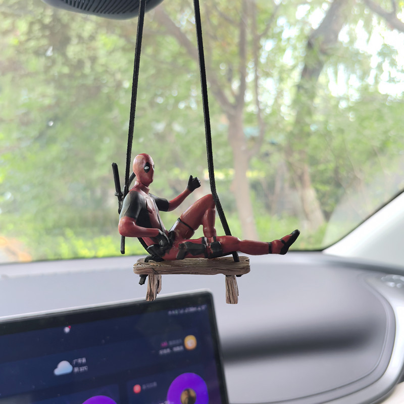 Swing Duck sērijas multfilmas Deadpool automašīnas atpakaļskata spoguļa kulons, lasot mazo kuci, roku darbs, leļļu automašīnas piekaramie rotājumi