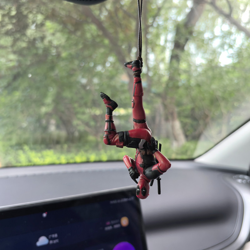 Swing Duck sērijas multfilmas Deadpool automašīnas atpakaļskata spoguļa kulons, lasot mazo kuci, roku darbs, leļļu automašīnas piekaramie rotājumi