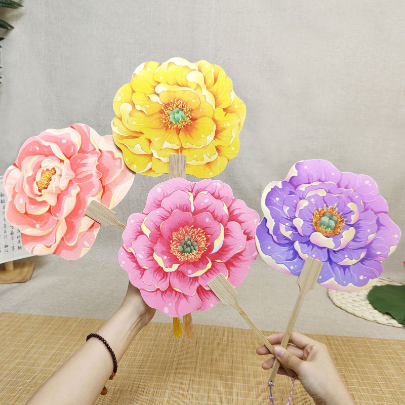 Ветрило с цвят на божур от Луоян, ветрило с форма на цвете в древен стил, културно и творческо място за фотографиране на живописни места в национален стил, персонализиране на ветрило за танцови занаяти