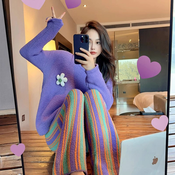 Naiste sügis- ja talvepaksendatud soe kootud ülikond, kus on koduriided, värvilised kommid triibuliste lilledega pehmete pidžaamadega